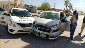Socorristas de GUBC brindaron los primeros auxilios a los lesionados.  Tres personas lesionadas fue el saldo que dejó un fuerte accidente registrado la mañana