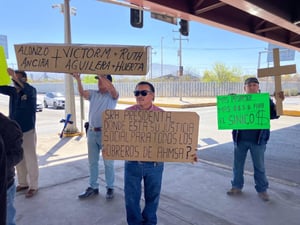 Se concentran bajo puente del Pape antes de iniciar protesta.  Un contingente de trabajadores de Altos Hornos de México (AHMSA) se congregó bajo el puente