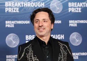 Al igual que Sergey Brin, Eric Schmidt y Peter Thiel incrementaron los fondos entregados a los comités y grupos que se oponen a esta medida en California.