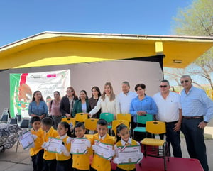 En San Juan de Sabinas, alumnos de preescolar y secundaria realizaron demostraciones de escoltas de bandera, promoviendo disciplina, coordinación