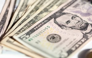 El peso mexicano revirtió su caída frente al dólar tras la exención estadounidense a la venta de petróleo ruso, fortaleciendo la moneda y reduciendo