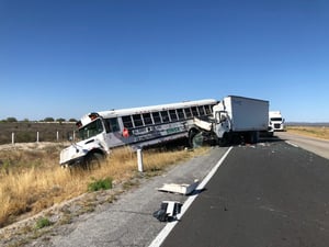 El jueves por la tarde, un choque entre un autobús de pasajeros y un camión de carga en la autopista Premier, entre Sabinas y Allende, dejó siete trabajadores
