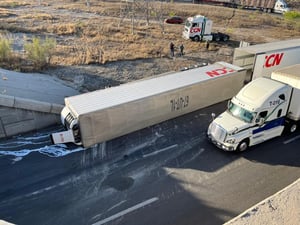 El accidente movilizó a los cuerpos de rescate y seguridad.  Ramos Arizpe, Coahuila. La madrugada de este jueves se vio marcada por un importante trastorno