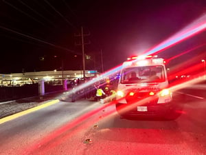 La mujer fue auxiliado por socorritas de Protección Civil.  La madrugada de este sábado una mujer fue atropellada y abandonada en estado crítico sobre