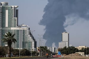 Un barco de pasajeros se incendió tras un ataque en la isla iraní de Kharg, sin víctimas, en medio de crecientes tensiones en Medio Oriente.  Un barco