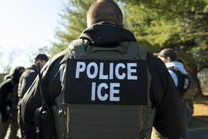 El presidente Donald Trump confirmó que agentes del ICE se desplegarán en aeropuertos de EE. UU. desde el lunes, reforzando la seguridad ante la escasez