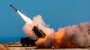 Un análisis independiente vincula la destrucción de viviendas en Bahréin con un misil interceptor estadounidense, generando dudas sobre la versión oficial