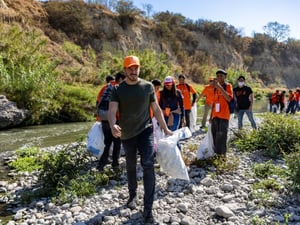 Con la participación de 4,100 voluntarios, Nuevo León logró limpiar el río Santa Catarina y establecer un nuevo récord Guinness mundial.  El gobernador Samuel