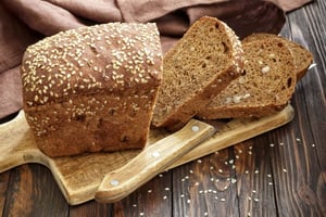 El pan es uno de los alimentos más consumidos a nivel mundial, pero también uno de los más cuestionados en temas de salud. Aunque algunas personas optan