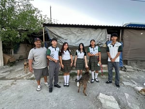 Estudiantes del COBAC Chapultepec, acompañados por su maestra Lucero Montelongo, realizaron este 21 de marzo una visita al refugio animal Patitas