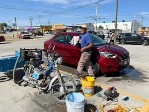 Don Sergio Flores ha revolucionado el concepto de limpieza de vehículos en Sabinas y Agujita al emprender un auto lavado móvil desde su motocicleta, equipada