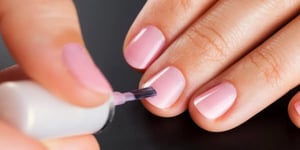 Tras varios años de popularidad de la manicura permanente y semipermanente, cada vez más consumidoras están optando por el concepto de “Wellness Nails”,