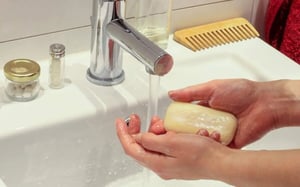 No todos los jabones de baño tienen el mismo efecto ni brindan el mismo cuidado a la piel. Aunque parecen productos simples, sus fórmulas pueden diferir