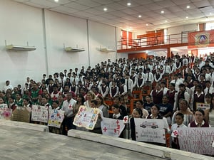 Con el respaldo de la Secretaría de Educación, este lunes inició la colecta anual de la Cruz Roja Mexicana en Sabinas, con la participación de estudiantes