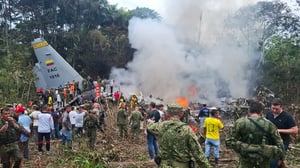    El número de víctimas mortales por el accidente de un avión militar en Colombia aumentó a 68, mientras continúan las labores de búsqueda en la selva.