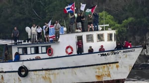 El primer barco de una flotilla internacional con alimentos, medicinas y paneles solares llegó a Cuba, en medio de una crisis energética y de abastecimiento.