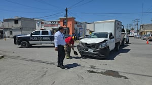 Cuerpos de rescate y seguridad se movilizaron.  FRONTERA, COAH.— Un fuerte choque registrado la tarde de este martes en un concurrido cruce de la ciudad