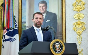 Markwayne Mullin asumió como secretario de Seguridad Nacional en Estados Unidos, con el respaldo de Donald Trump y el compromiso de reforzar la política