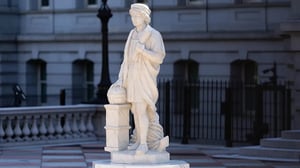 El presidente Donald Trump ordenó la instalación de una estatua de Cristóbal Colón en los terrenos de la Casa Blanca, frente al edificio Eisenhower, generando