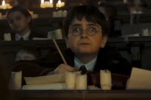 HBO presentó el primer tráiler de la serie de Harry Potter, con Hogwarts, callejón Diagon y fecha de estreno para Navidad de 2026.  La magia regresa