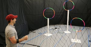 Ingenieros del MIT desarrollaron una pulsera inteligente que traduce movimientos internos de la mano en gestos digitales, permitiendo controlar robots