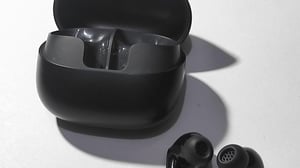 El uso de audífonos Bluetooth ha generado polémica en redes sociales, especialmente por publicaciones que cuestionan su seguridad debido a una supuesta
