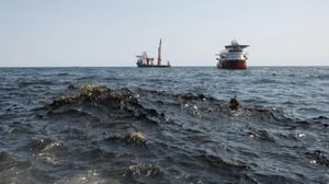La Secretaría de Marina detalló tres posibles fuentes del derrame de hidrocarburos en el Golfo de México y las medidas para contener su expansión.  Tras