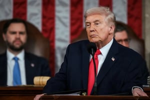 El presidente Donald Trump amplió hasta el 6 de abril su ultimátum a Irán para reabrir el estrecho de Ormuz, clave en el comercio petrolero mundial.