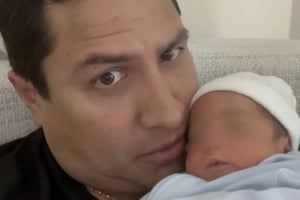Julión Álvarez anunció el nacimiento de su tercer hijo, a quien llama “Charrito”, y compartió un emotivo video que rápidamente se viralizó en redes sociales.