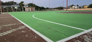 El Gobierno de Múzquiz rehabilitó canchas en la Macroplaza con pintura antiderrapante, fortaleciendo la seguridad, el deporte y el uso de espacios públicos.
