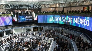 La Bolsa Mexicana de Valores sube este viernes, con Pinfra y Coca-Cola FEMSA liderando ganancias, perfilándose a su primera semana positiva tras
