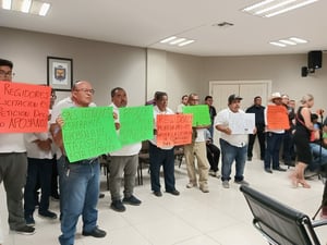 Momentos de alta tensión se vivieron durante la sesión de Cabildo en Piedras Negras, luego de que se permitiera el ingreso de choferes de taxis que acudieron