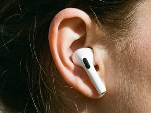 Los auriculares se han vuelto parte esencial de la rutina diaria, ya sea para escuchar música, hacer llamadas o consumir contenido como podcasts. Sin embargo,
