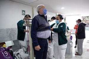 Si experimentas un dolor fuerte en el pecho, similar a una presión intensa o sensación de opresión, es fundamental actuar de inmediato. Solo hay unos minutos