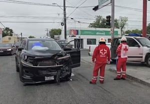 Piedras Negras, Coah.—Un accidente vial se registró en el cruce del Par Vial Alejo González con la avenida Emilio Carranza, donde se vieron involucradas
