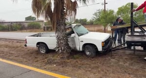  Nava, Coah.—Un accidente vehicular dejó a una mujer lesionada luego de que el automóvil en el que viajaba se estrellara contra una palma sobre la carretera