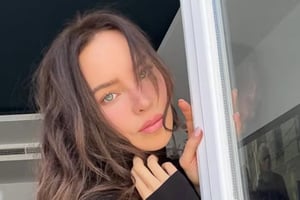 Belinda sorprendió con una visita a México, donde convivió con fans y lució la playera de la Selección Mexicana en medio de sus grabaciones.  La cantante