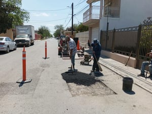 El alcalde Oscar Ríos Ramírez supervisó este sábado los avances de los programas de bacheo y pavimentación en San Juan de Sabinas, destacando que las obras