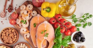 La diversidad de alimentos ricos en vitaminas y minerales es fundamental en las recomendaciones nutricionales a nivel global. Los especialistas
