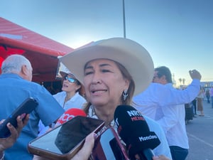 Martha Elena Moncada explica situación del río Los Mezquites y atractivos abiertos.  Martha Elena Moncada, encargada de la Secretaría de Turismo de Coahuila,