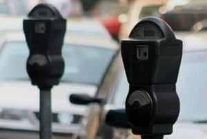 Ignorar las normas básicas de estacionamiento sigue generando problemas en la circulación diaria y aumentando el riesgo de accidentes en diversas zonas