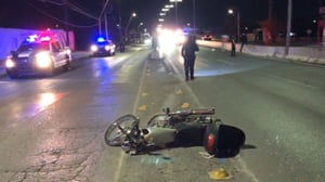 Durante la madrugada se registró un accidente vial sobre el bulevar Pape, con dirección al sur, donde un hombre de entre 35 y 40 años perdió la vida,