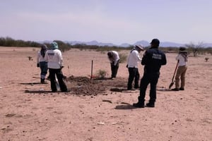 Colectivos y autoridades hallaron 16 osamentas en fosas clandestinas en Guaymas, Sonora, en menos de una semana; Fiscalía inició análisis forense.  En el ejido