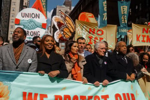 Robert De Niro encabezó protestas contra Donald Trump en Nueva York, donde llamó a frenar su gobierno.  El actor Robert De Niro participó en la marcha