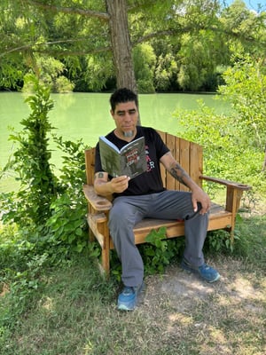   Saltillo, Coahuila, 29 de marzo de 2026.- En un mundo donde los libros suelen medirse por ventas, José Cruz Almonte Ayala —mejor conocido como Pepe Tachas—