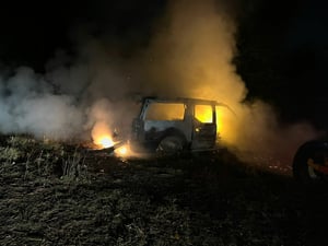 Moviliza a las autoridades.   Un incendio consumió una camioneta en la colonia Magisterial, en el pueblo mágico de Melchor Múzquiz, lo que generó alarma entre