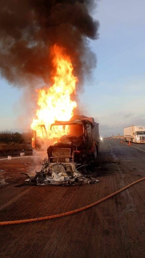     Investigan las causas.  Un camión carbonero quedó reducido a cenizas tras un incendio en la carretera federal 57 Nueva Rosita-Allende, en el kilómetro 153.