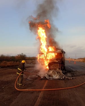 Allende, Coahuila. — Un tráiler dedicado al transporte de carbón terminó completamente calcinado luego de incendiarse mientras circulaba sobre la carretera