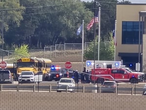 Un tiroteo en una preparatoria al norte de San Antonio dejó a un estudiante muerto tras disparar contra una maestra, mientras autoridades investigan