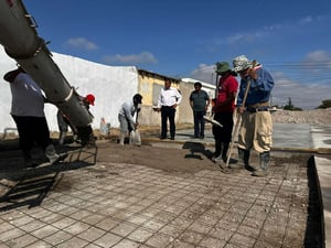 El alcalde Óscar Ríos Ramírez supervisó la pavimentación con concreto hidráulico de la calle Colón en Nueva Rosita, mejorando tránsito y seguridad vial